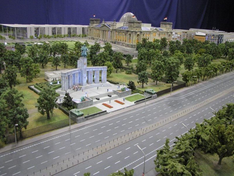 reichstag in miniatuur.jpg - Aan de zijkant van de modelbaan is men bezig met het bouwen van een nieuw gedeelte. De Reichstag en het oorlogsmonument gaan we op zondag bezoeken, maar hier zien we het geheel alvast in het klein.